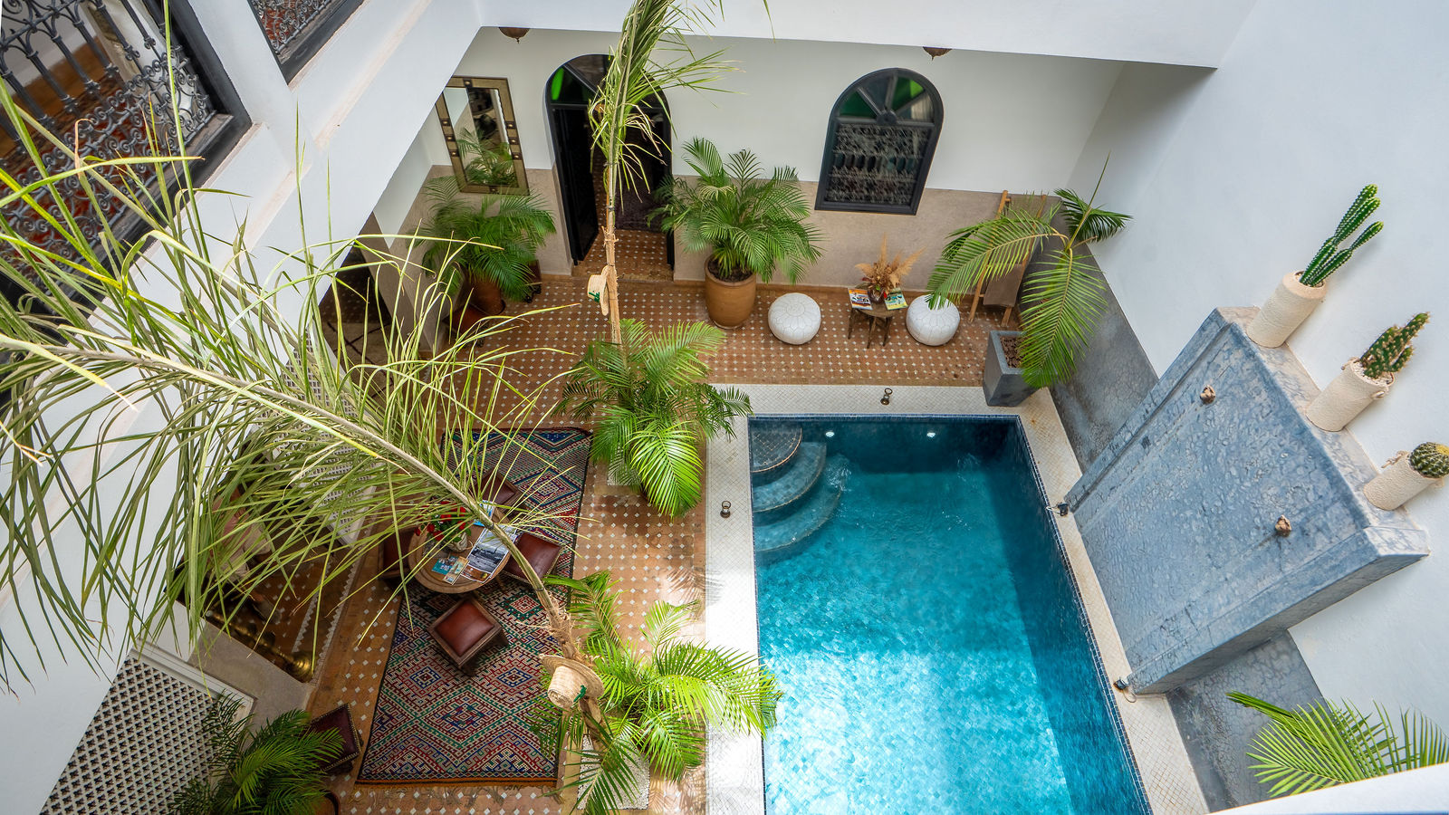 Patio del Riad Dabachi visto desde el estanque